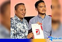 Caption: Ketum PSI Kaesang Pangarep serahkan rekomendasi kepada H.Slamet Junaidi, (dok. regamedianews). 