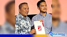 Caption: Ketum PSI Kaesang Pangarep serahkan rekomendasi kepada H.Slamet Junaidi, (dok. regamedianews). 