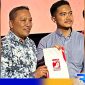Caption: Ketum PSI Kaesang Pangarep serahkan rekomendasi kepada H.Slamet Junaidi, (dok. regamedianews). 