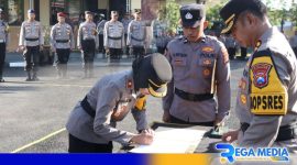 Caption: penandatangan SK kepengurusan Komite Olahraga Polri (KOP) Polres Sampang, (dok. Humas Polri). 
