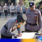 Caption: penandatangan SK kepengurusan Komite Olahraga Polri (KOP) Polres Sampang, (dok. Humas Polri). 