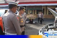 Caption: Kapolres Sampang AKBP Hendro Sukmono cek kondisi mesin ranmor Patwal Satlantas, (dok. Humas Polri). 