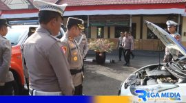 Caption: Kapolres Sampang AKBP Hendro Sukmono cek kondisi mesin ranmor Patwal Satlantas, (dok. Humas Polri). 