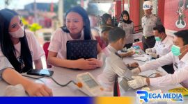 Caption: tim medis Klinik Pratama Lapas Narkotika Pamekasan saat cek kesehatan pengunjung dan petugas Lapas. 
