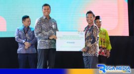 Caption: penyerahan kartu kepesertaan Jaminan Sosial Ketenagakerjaan bagi petani, (dok. BPJS Ketenagakerjaan). 