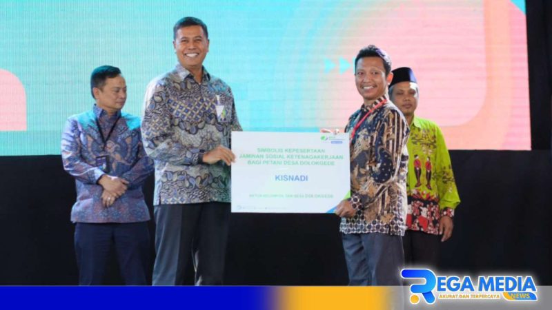 Caption: penyerahan kartu kepesertaan Jaminan Sosial Ketenagakerjaan bagi petani, (dok. BPJS Ketenagakerjaan). 