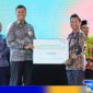 Caption: penyerahan kartu kepesertaan Jaminan Sosial Ketenagakerjaan bagi petani, (dok. BPJS Ketenagakerjaan). 