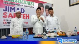 Caption: Bacabup - Bacawabup Sampang Aba Idi - Ra Mahfud didampingi tokoh blatir H.Gunjek saat press conference usai rapat konsolidasi, (dok. regamedianews). 