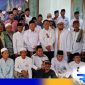 Caption: Bacabup Sampang H.Slamet Junaidi pose bersama dengan sejumlah kiai dan tokoh masyarakat Omben, (dok. regamedianews). 