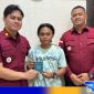 Caption: pegawai kantor Imigrasi Pamekasan memberikan paspor kepada salah satu kelompok rentan/disabilitas, (dok. regamedianews). 