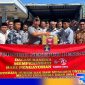 Caption: Kalapas Narkotika Pamekasan pose bersama dan memberikan bingkisan kepada salah satu purnabhakti, (dok. regamedianews). 