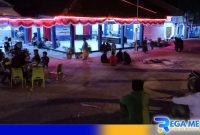 Caption: hingga Senin (12/08/24) petang, warga masih tetap bertahan dan menduduki kantor Pemerintah Kecamatan Omben, (dok. regamedianews). 