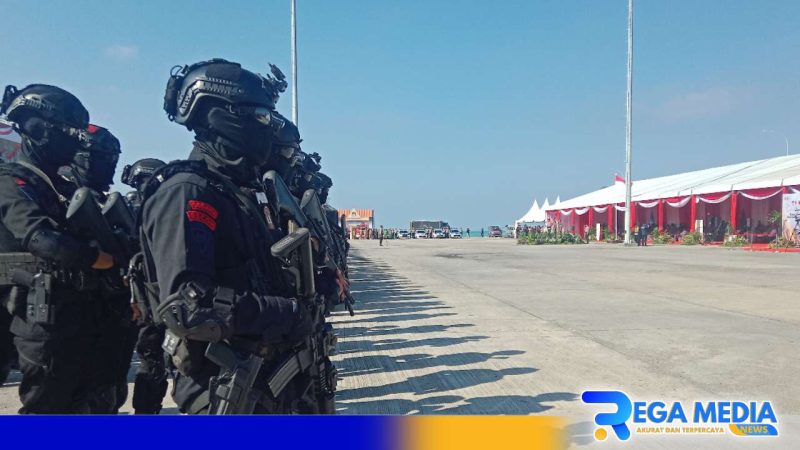 Caption: suasana saat berlangsungnya apel gelar pasukan, di lapangan Pelabuhan Trunojoyo, Taddan, Sampang, (dok. regamedianews). 