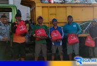 Caption: petugas kebersihan terima bantuan sembako dari Lapas Narkotika Pamekasan, (dok. regamedianews). 