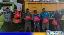 Caption: petugas kebersihan terima bantuan sembako dari Lapas Narkotika Pamekasan, (dok. regamedianews). 