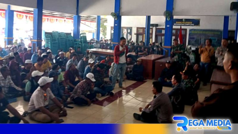Caption: Camat Camplong didampingi Kapolsek setempat saat menemui massa dari Desa Anggersek dan Banjar Tabulu, (dok. regamedianews). 