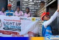 Caption: program Light Up The Dream, pemasangan listrik gratis bagi keluarga tidak mampu, (dok. PLN UP3 Madura). 