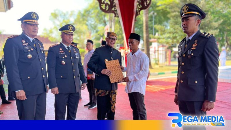 Caption: penyerahan SK remisi Hari Kemerdekaan RI kepada perwakilan napi Lapas Narkotika Pamekasan, (dok. regamedianews). 