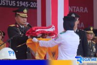 Caption: prosesi penyerahan sang bendera merah putih oleh Paskibraka kepada Kapolda Gorontalo, (dok. regamedianews). 
