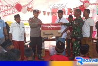 Caption: penyerahan doorprize oleh perwakilan TNI-Polri kepada peserta JJS di Desa Rabasan, (dok. regamedianews). 
