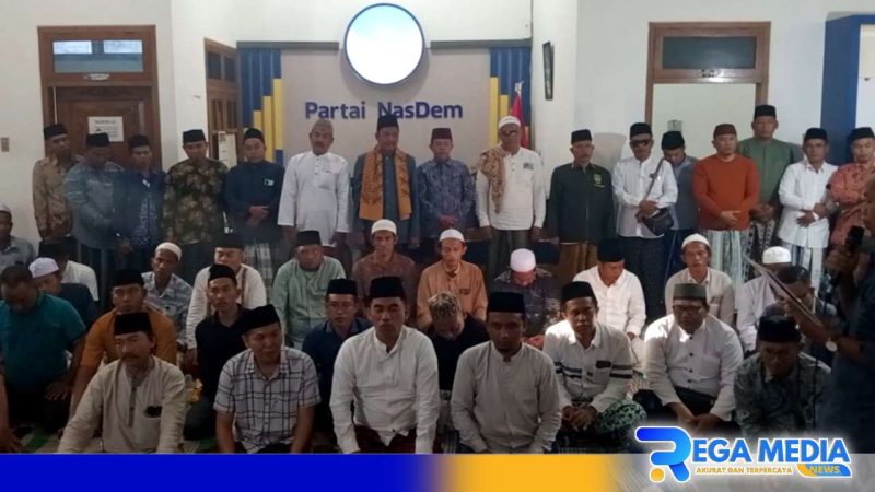 Caption: deklarasi dukungan dari perwakilan alumni pondok pesantren kepada pasangan Aba Idi - Ra Mahfud, (dok. regamedianews). 