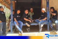 Caption: tarlihat akrab, anggota PWS saat menyambangi Ilham di kediamannya, (dok. regamedianews). 