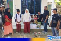 Caption: anggota PWS saat menyambangi seorang ibu bersama 4 anaknya yang yatim, (dok. regamedianews). 