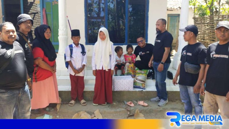 Caption: anggota PWS saat menyambangi seorang ibu bersama 4 anaknya yang yatim, (dok. regamedianews). 