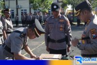 Caption: prosesi serah terima jabatan 6 perwira, dilaksanakan di halaman Mapolres Sampang, (dok. Humas Polri). 
