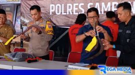 Caption: didampingi Kasat Reskrim, Kapolres Sampang tunjukkan senjata tajam yang digunakan pelaku, (dok. regamedianews). 