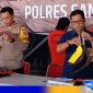 Caption: didampingi Kasat Reskrim, Kapolres Sampang tunjukkan senjata tajam yang digunakan pelaku, (dok. regamedianews). 