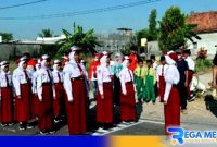 Caption: Camat Robatal saat melepas kegiatan lomba gerak jalan, (dok. regamedianews). 