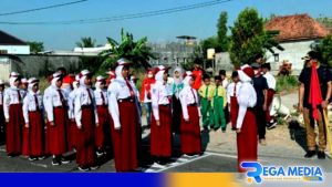 Camat Robatal Lepas Langsung Lomba Gerak Jalan HUT RI Ke-79