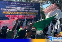 Caption: perwakilan organisasi pesantren saat melakukan orasi didepan kantor DPRD Pamekasan, (dok. regamedianews). 