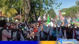 Caption: perwakilan organisasi pesantren saat melakukan orasi didepan kantor DPRD Pamekasan, (dok. regamedianews). 