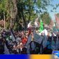 Caption: perwakilan organisasi pesantren saat melakukan orasi didepan kantor DPRD Pamekasan, (dok. regamedianews). 