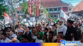Caption: ribuan massa saat lakukan aksi penolakan PP 28 tahun 2024 didepan Gedung DPRD Pamekasan, (dok. regamedianews). 