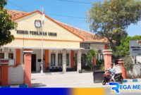 Caption: Kantor Komisi Pemilihan Umum (KPU) Sampang. 