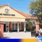 Caption: Kantor Komisi Pemilihan Umum (KPU) Sampang. 