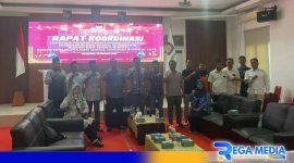 Caption: pose bersama usai rakor persiapan pendaftaran Cabup-Cawabup Bangkalan 2024, (dok. regamedianews). 