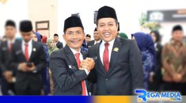 Caption: Fadol anggota DPRD Sampang berjabat tangan dengan Rudi Kurniawan ketua DPRD Sampang sementara periode 2024-2029 usai prosesi pelantikan, (dok. regamedianews). 