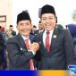 Caption: Fadol anggota DPRD Sampang berjabat tangan dengan Rudi Kurniawan ketua DPRD Sampang sementara periode 2024-2029 usai prosesi pelantikan, (dok. regamedianews). 