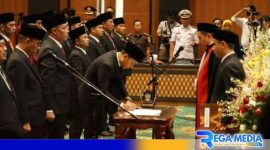 Caption: penandatanganan berita acara pelantikan 50 anggota DPRD Bangkalan periode 2024-2029, (dok. regamedianews). 