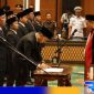 Caption: penandatanganan berita acara pelantikan 50 anggota DPRD Bangkalan periode 2024-2029, (dok. regamedianews). 