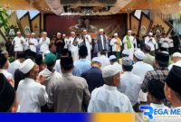 Caption: pengasuh Ponpes Al-Ihsan Jrangoan KH.Mahrus Malik, berdampingan dengan habaib bersama para alumni, saat acara haul akbar KH.Abdul Malik, (dok. regamedianews). 
