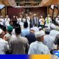 Caption: pengasuh Ponpes Al-Ihsan Jrangoan KH.Mahrus Malik, berdampingan dengan habaib bersama para alumni, saat acara haul akbar KH.Abdul Malik, (dok. regamedianews). 
