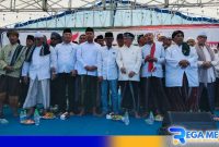 Caption: pasangan Bacabup-Bacawabup H.Slamet Junaidi - Ra Mahfud bersama para ulama' kharismatik saat acara istighosah, (dok. regamedianews). 