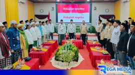 Caption: pasangan Aba Idi - Ra Mahfud bersama sejumlah ulama', tokoh dan pimpinan parpol pengusung, saat mendaftar ke KPU Sampang, (dok. regamedianews). 