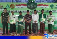 Caption: pose bersama, usai penyerahan kartu peserta BPJS Ketenagakerjaan secara simbolis kepada sejumlah guru ngaji di Bangkalan. 