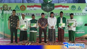 BPJS Ketenagakerjaan Madura Serahkan Kartu Kepesertaan Kepada Guru Ngaji